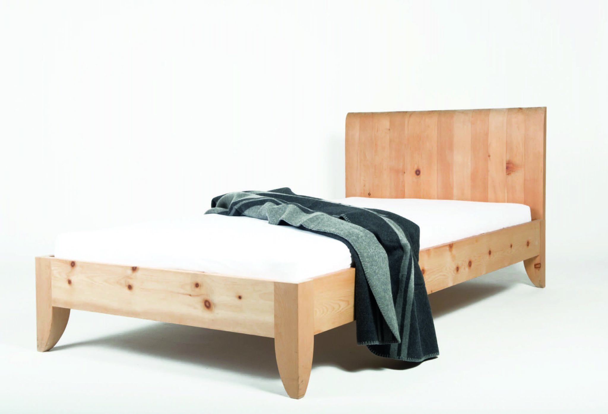 Doppelbett mit runden Pfosten - Rominger Holzmanufaktur AG